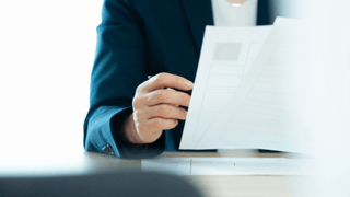 デジマ女子のスキルシートを読むクライアント様の様子 デジマ女子のスキルシートを読むクライアント様の様子